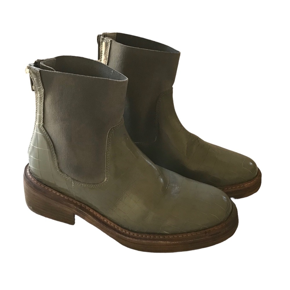 Free People Arlo Santa Fe Chelsea Croc Embossed Booties in Dust Storm sz 37